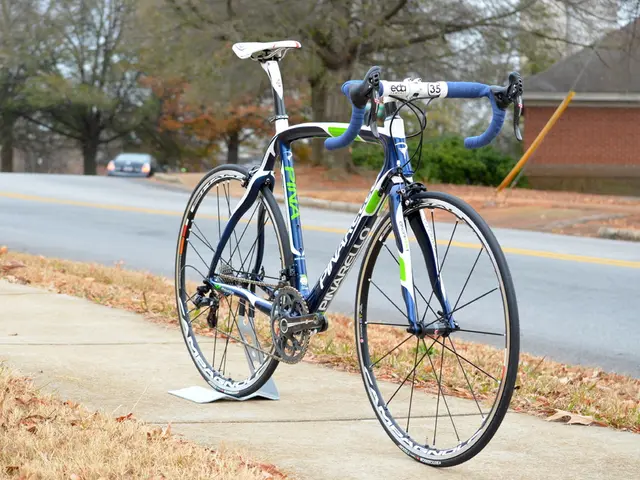 Cyclist encounters problem on road due to reckless driving by motorist
