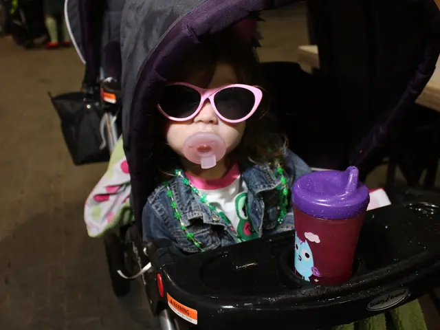 Man travels with toddler (3 years old) by car