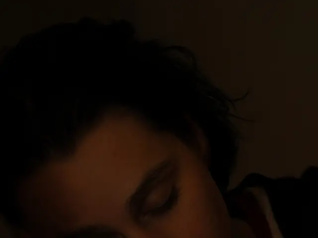 Researcher discloses primary factor causing delay in sleep, despite being excessively fatigued