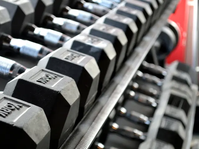 Quick and efficient dumbbell exercise routine targets key muscle groups within a 20-minute span