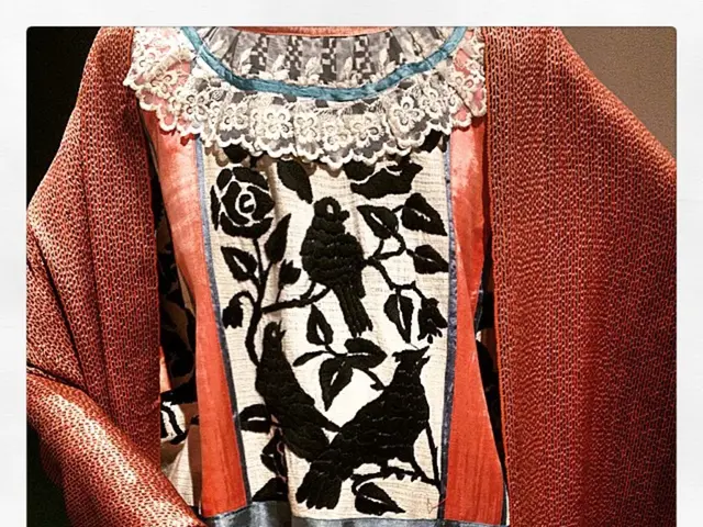 Man sexually assaults 33-year-old woman in lewd display of public indecency